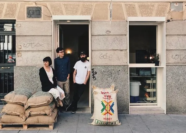 The stone facade exterior of Hola Coffee on Calle de Doctor Fourquet, a renowned specialty cafe in Madrid known for its roastery and as one of the best neighborhood study spots in Madrid.